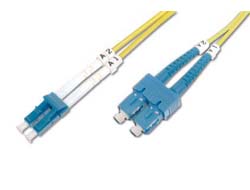 DIGITUS Fiber Optic Singlemode Patchkabel SC ( APC ) zu LC ( PC )zu LC/UPC Einzelmodus (M) - 1 m - Glasfaser - Duplex - 9/125 Mikrometer - OS2 - geschirmt - halogenfrei